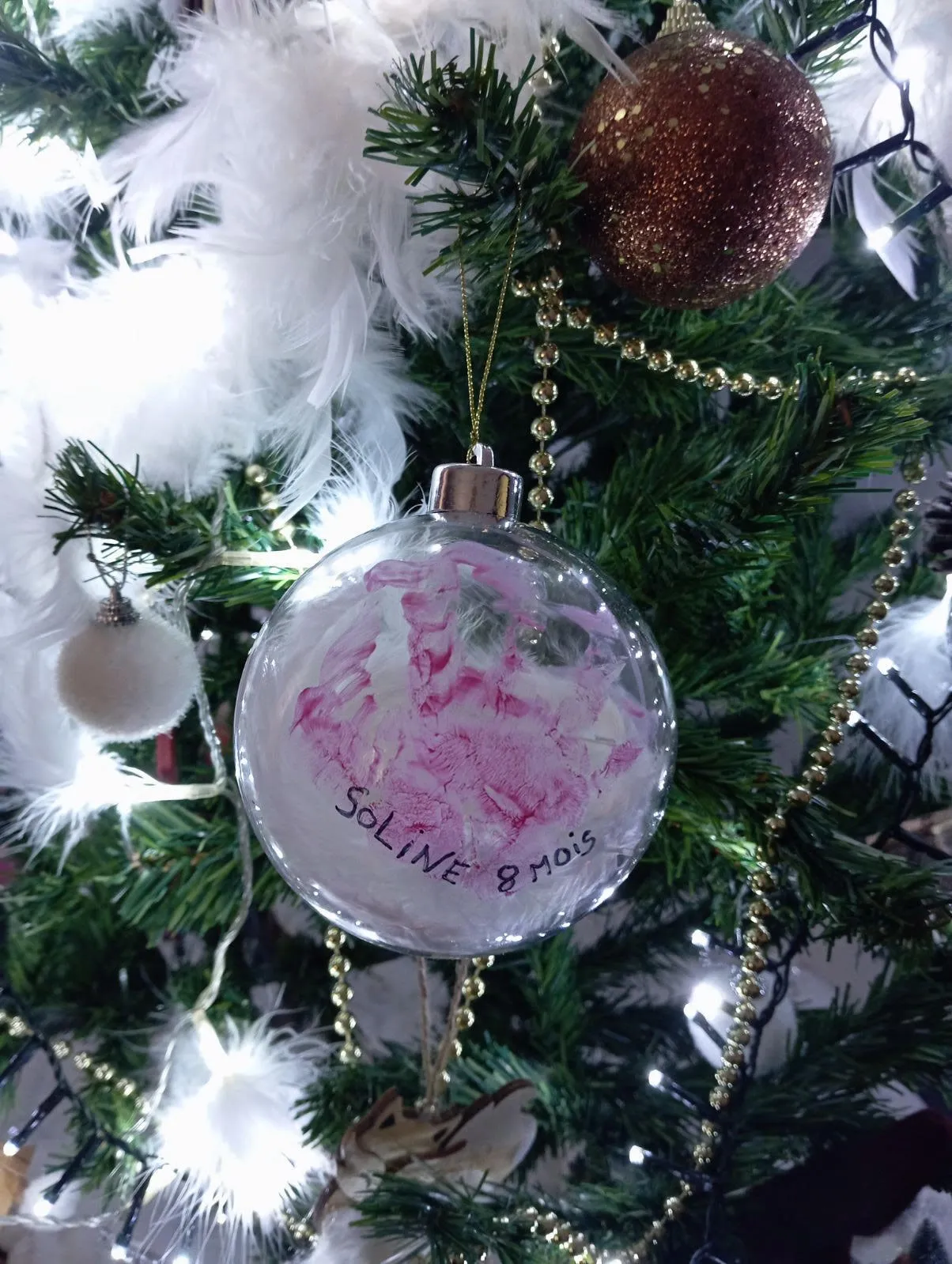 Boule de Noël peinte avec l'empreinte de main de Soline, 8 mois